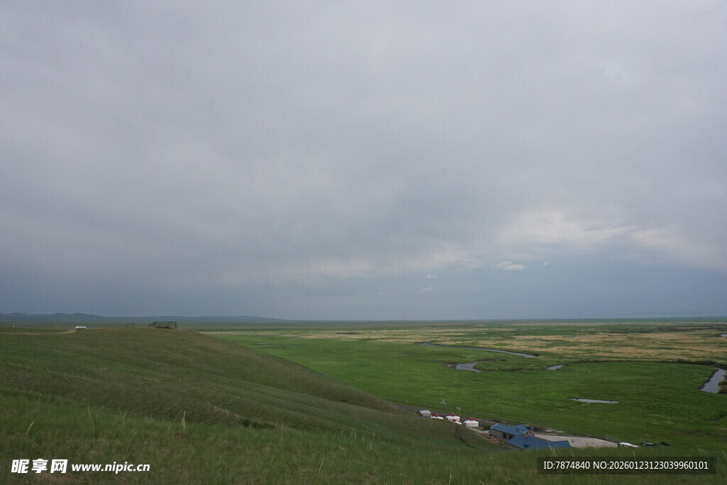 草原阴天景色