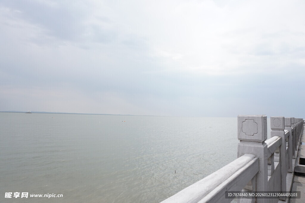 海边护栏处的开阔海景