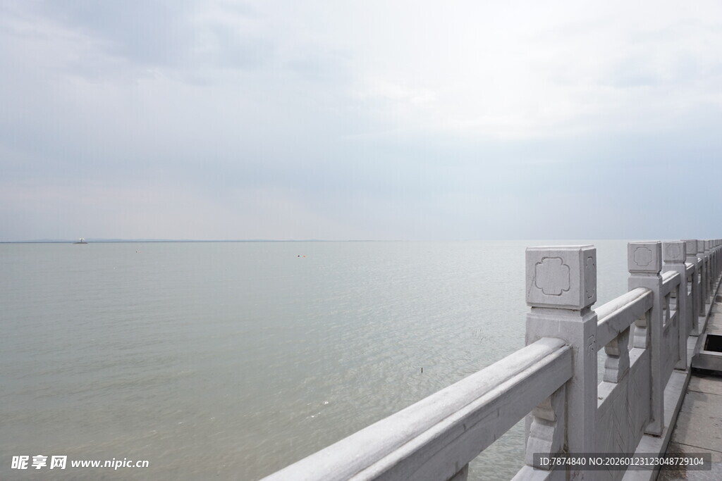 海边护栏旁的开阔海景