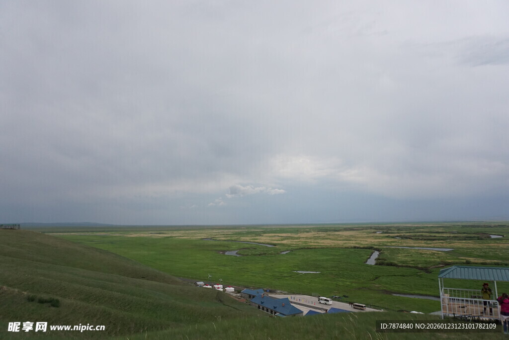 草原风光 远处云遮天际