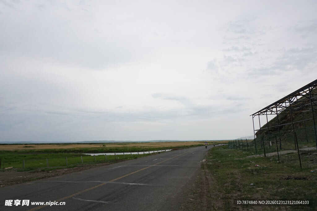 空旷公路延伸至远方