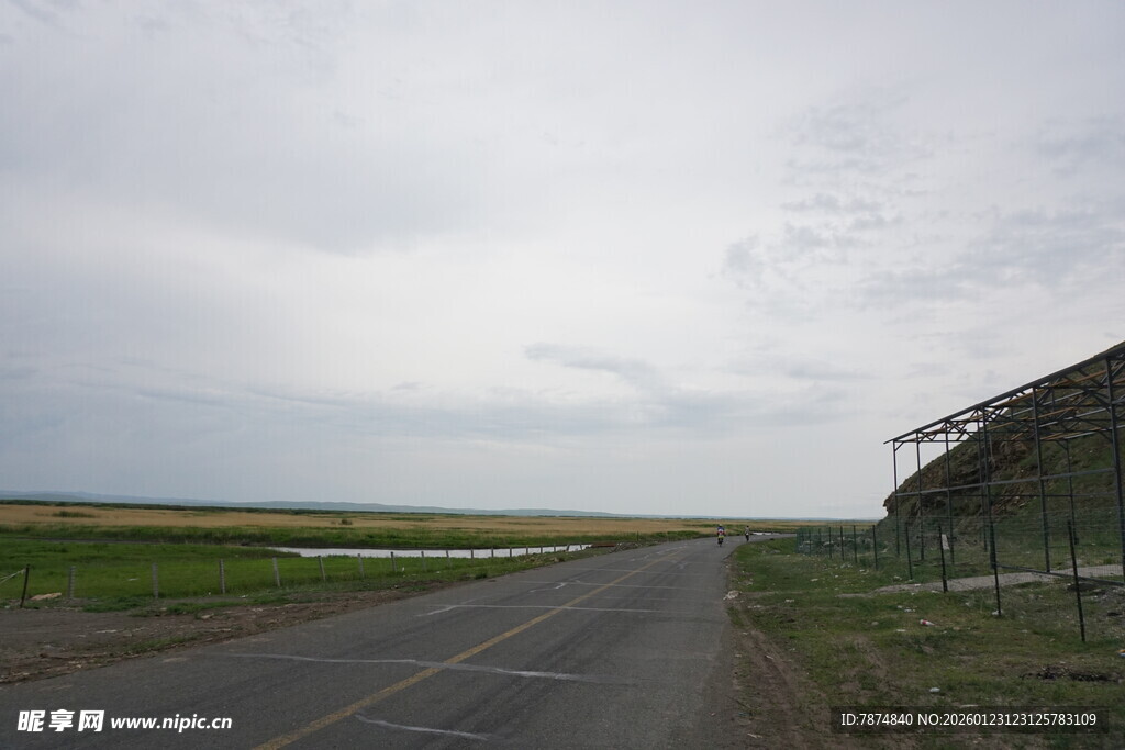 空旷公路旁的田野与设施