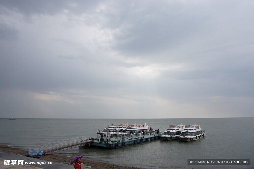 码头船只在阴云下的景象