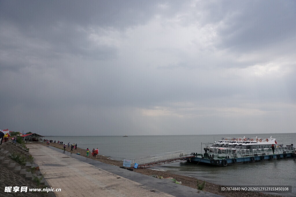 阴天海边码头景象