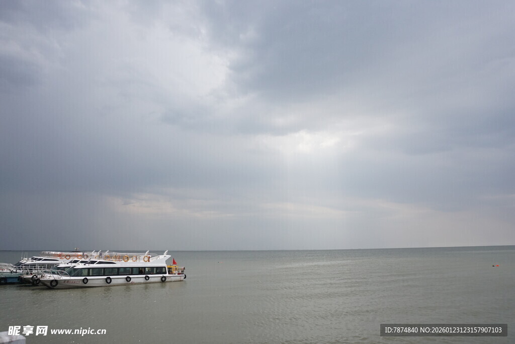 阴天下的码头与广阔水域