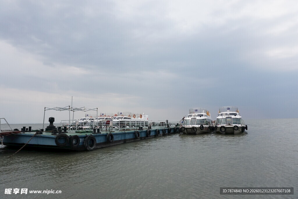 海上停泊的多艘船只