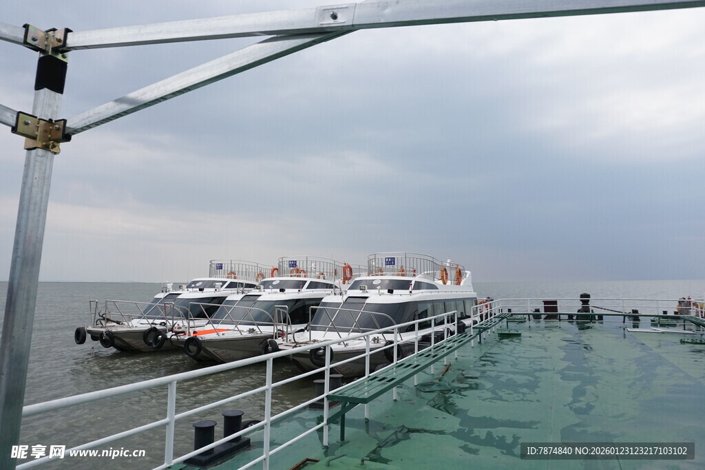 码头边停靠的多艘船只