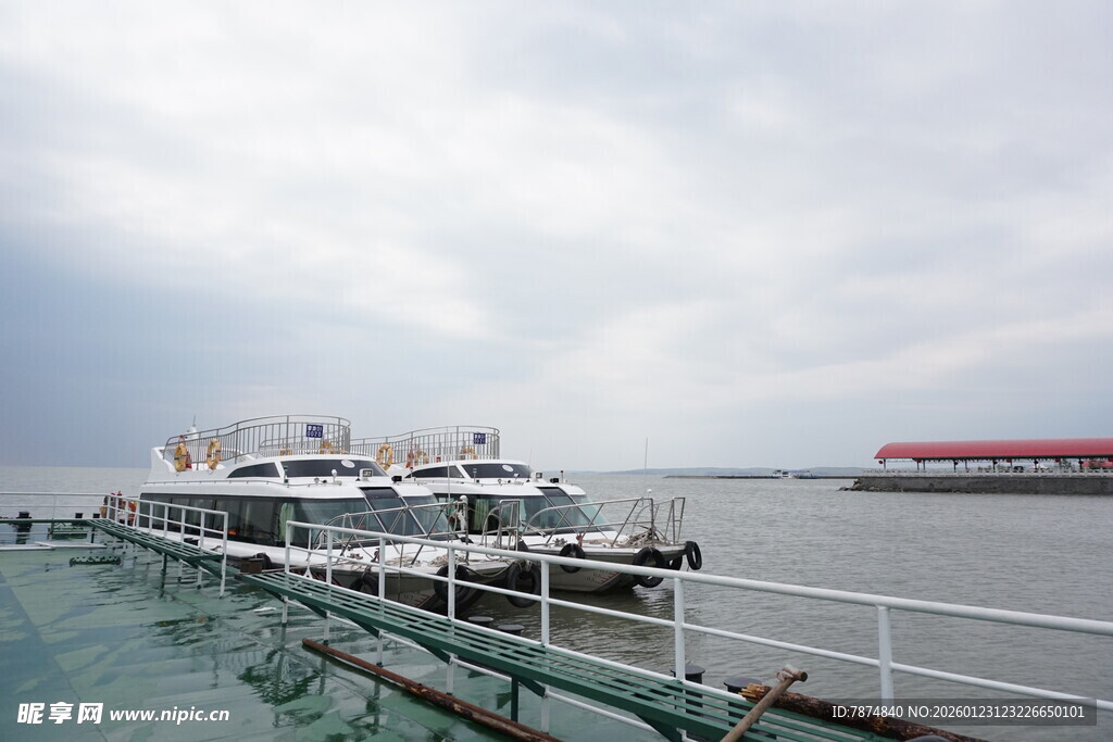 码头停靠的多艘船只