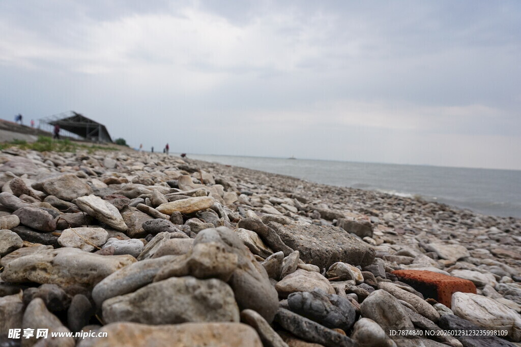 海边乱石滩风景