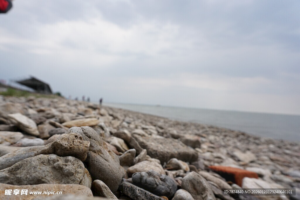 海边乱石滩风景