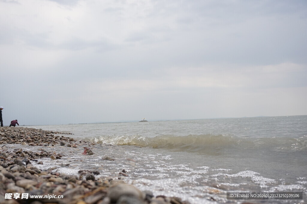 海边礁石 海浪翻涌