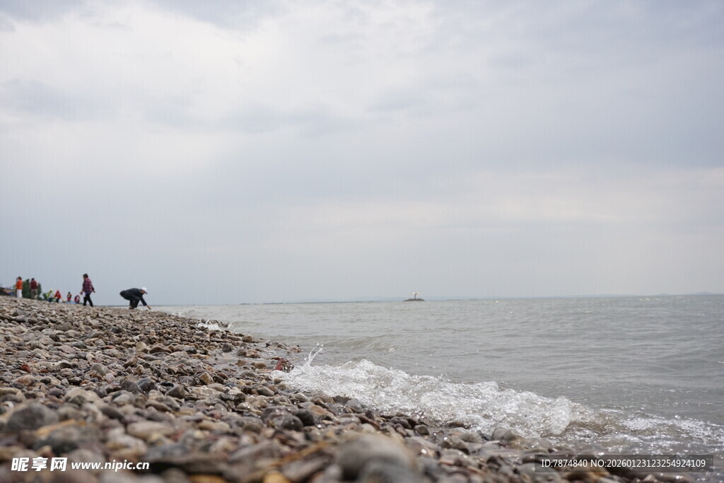 海边碎石岸 游人赏景处