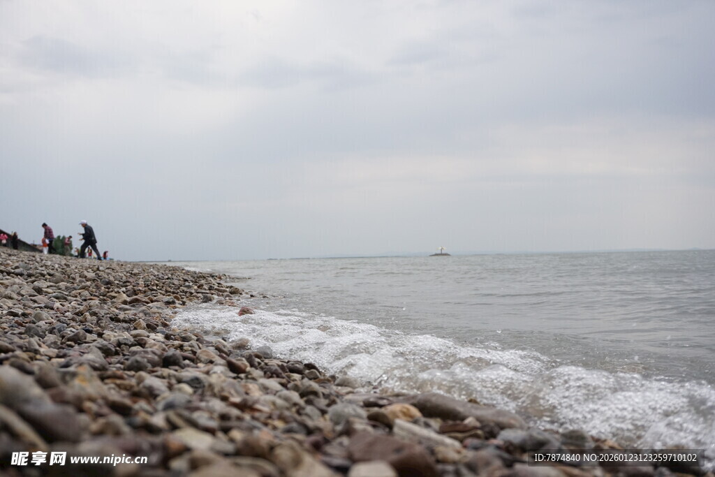 海边碎石滩 漫步赏海景
