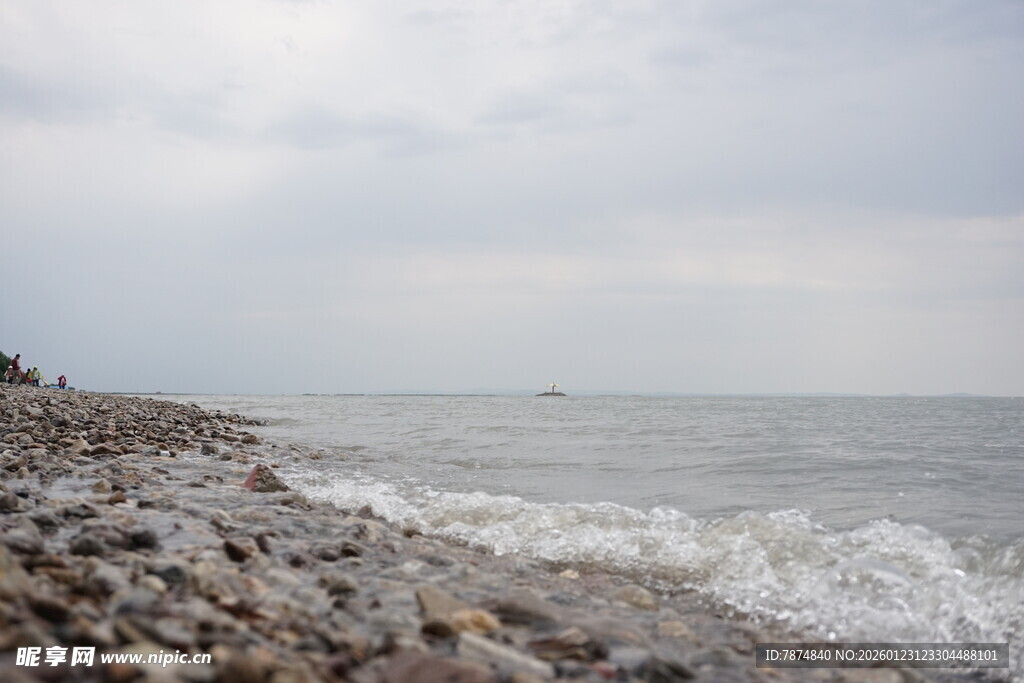 海边碎石滩 海浪轻拍岸