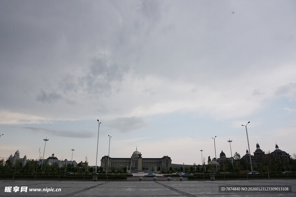 阴天时的空旷广场景象