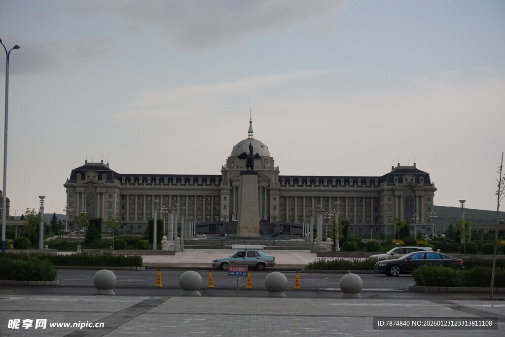 宏伟建筑前的开阔广场