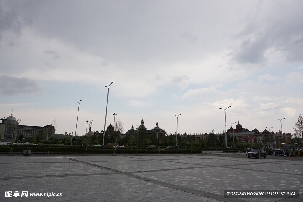 空旷停车场与远处建筑景观