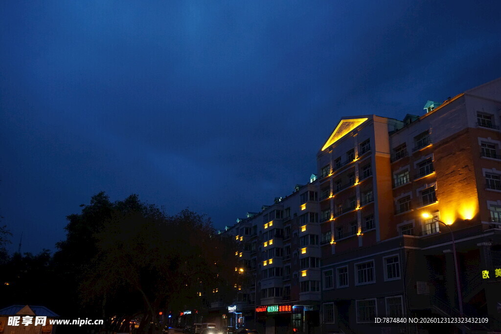 夜幕下灯火璀璨的建筑