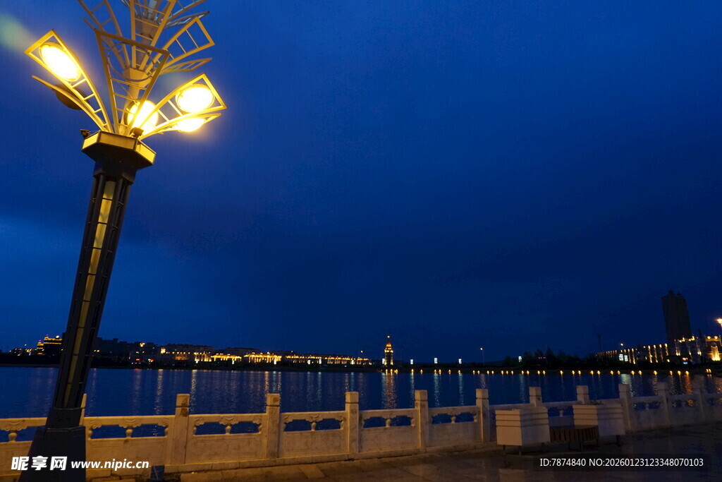 夜幕下的河畔路灯景观