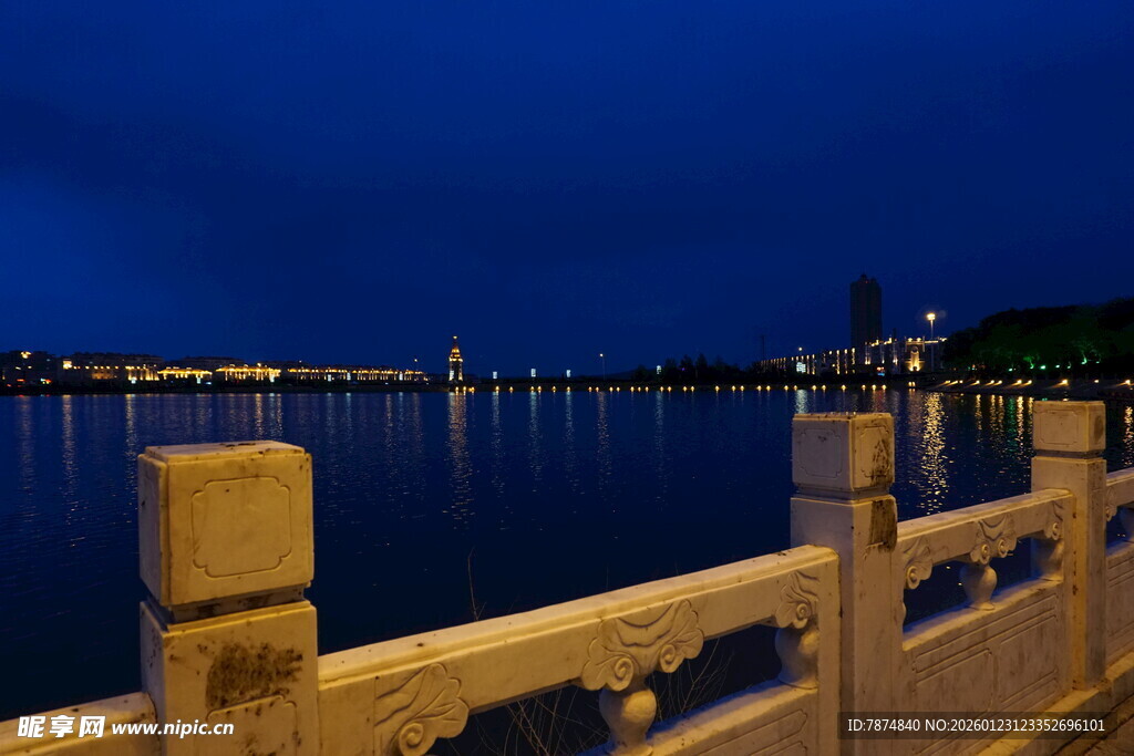 夜幕下的湖畔栏杆美景