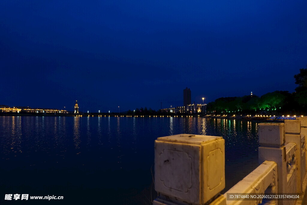 夜幕下的宁静湖畔风光