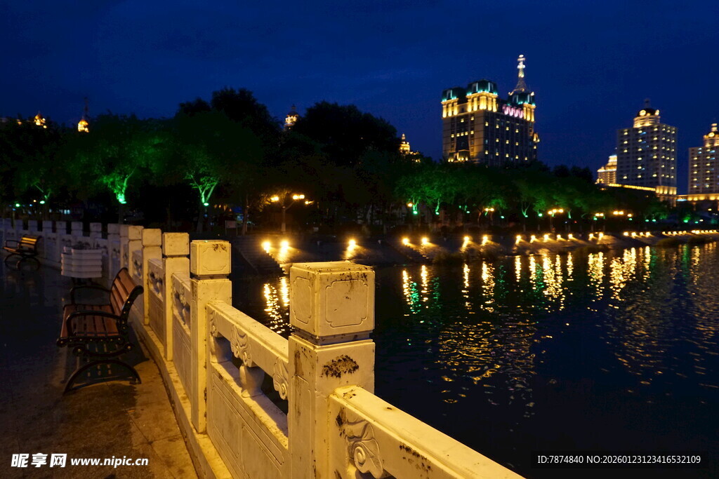 城市河畔夜景迷人风光
