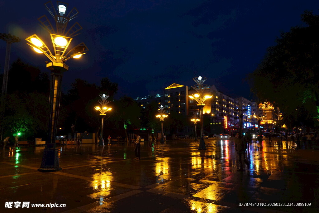 雨夜城市街道灯光倒影