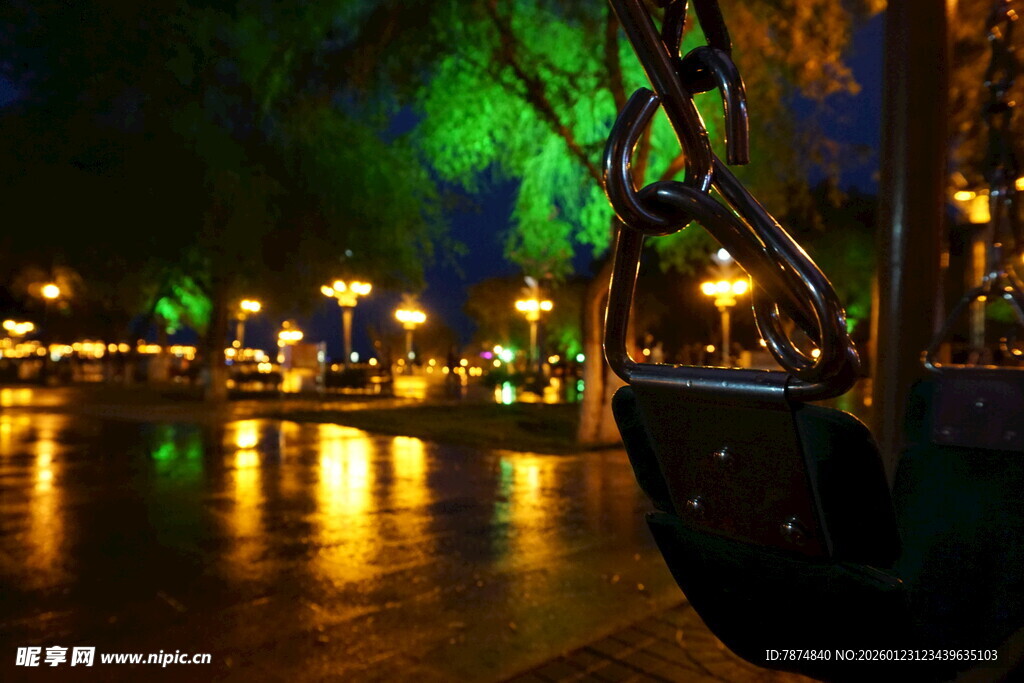 水乡夜景中的古韵小船