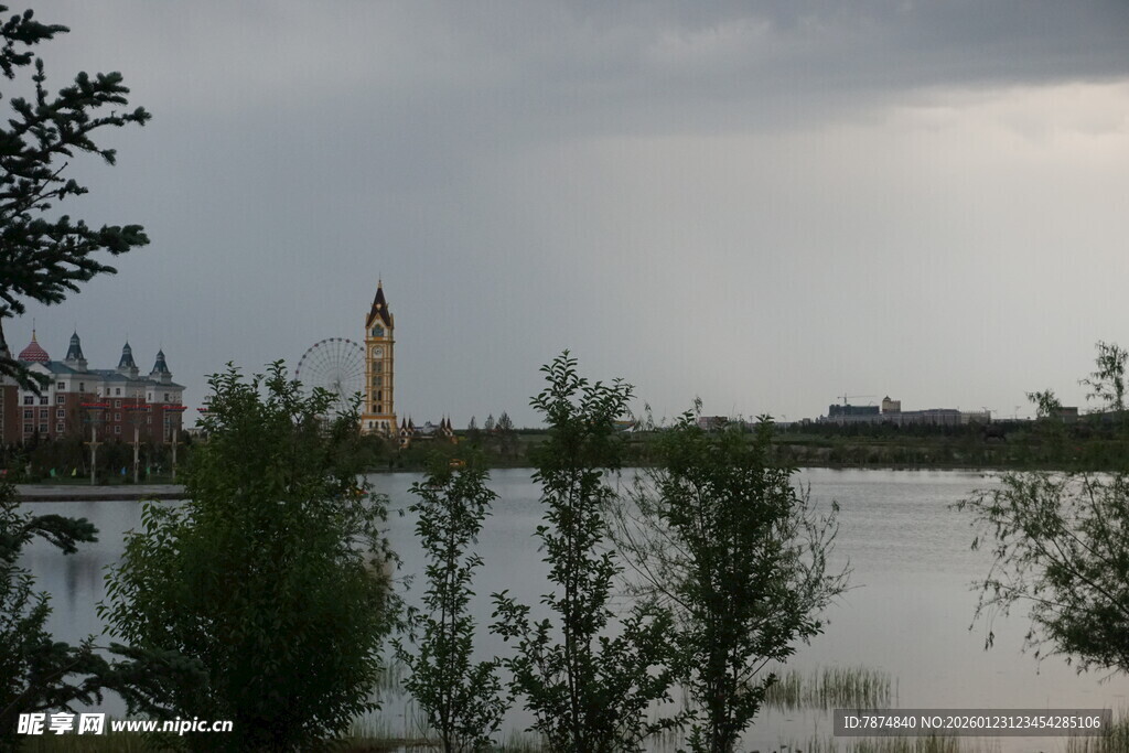 湖畔风光 远处建筑与绿植