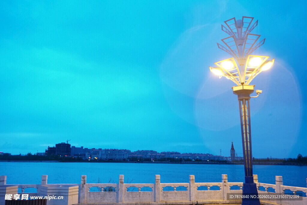 湖畔华灯初上夜景