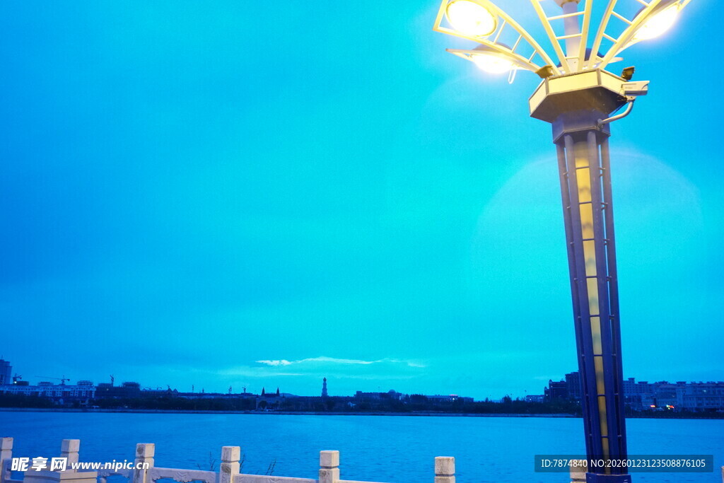 湖畔路灯夜景