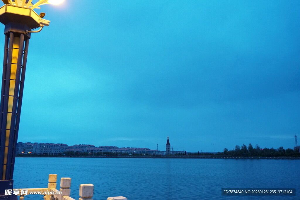 湖畔夜景中的古典建筑