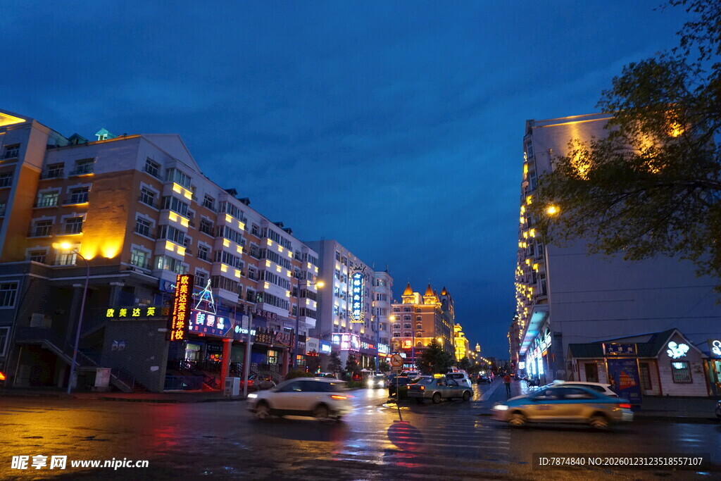 城市夜幕下的繁华街道