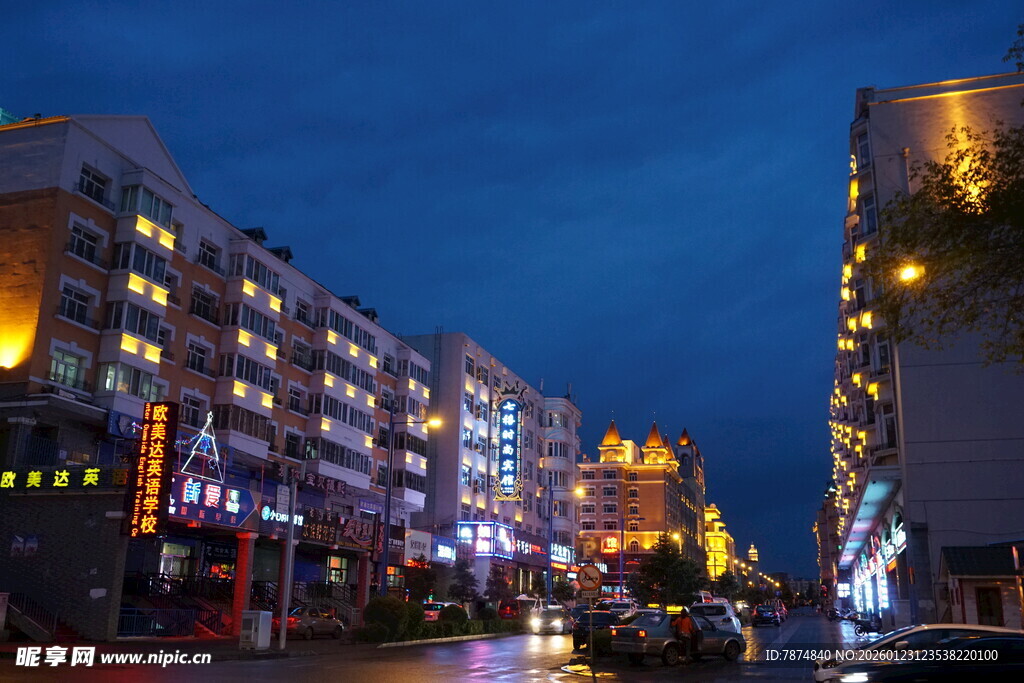 城市夜景中的繁华街道