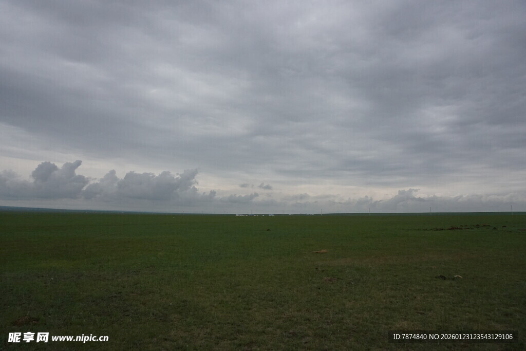 草原上空的阴云密布