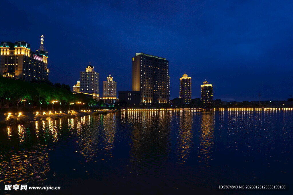 城市湖畔夜景璀璨迷人