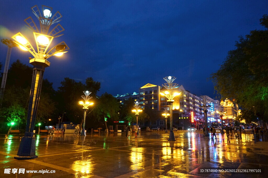 雨夜街头的璀璨灯光