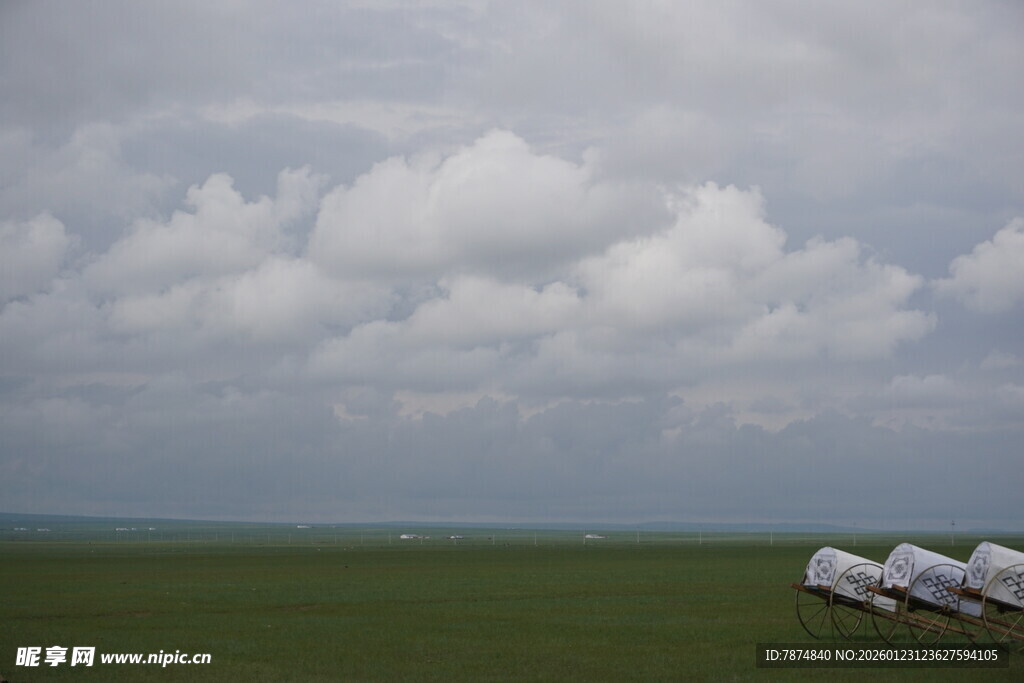 草原上的房车与多云天空