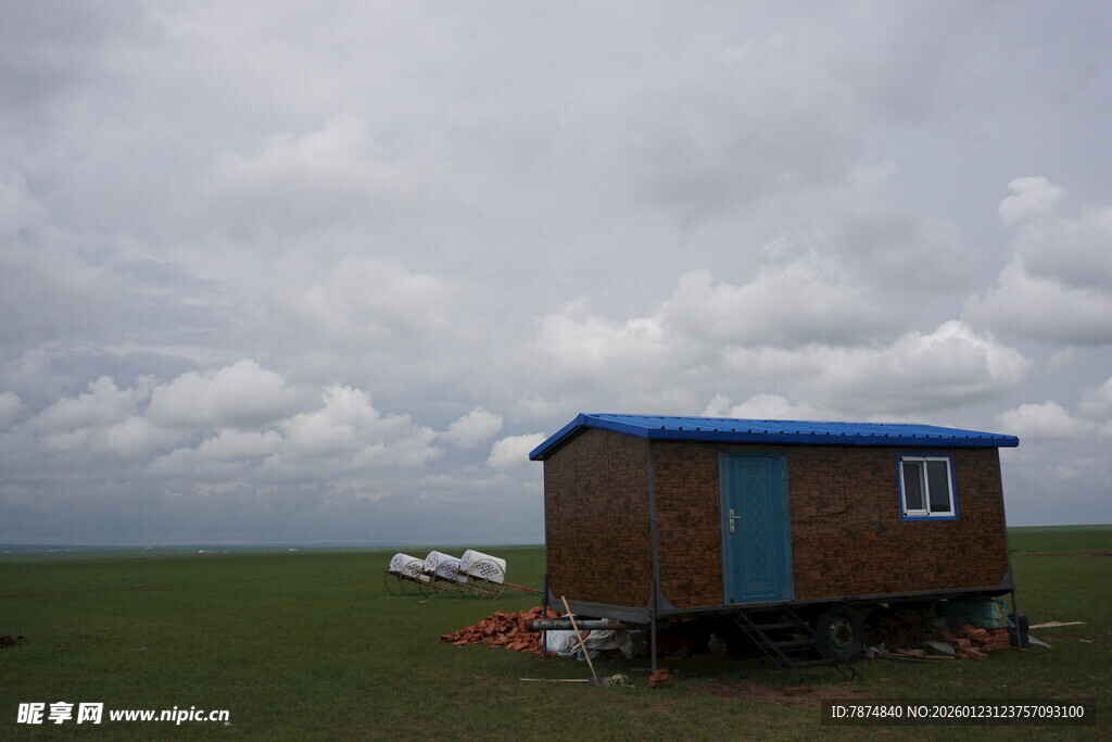 草原上的简易木屋