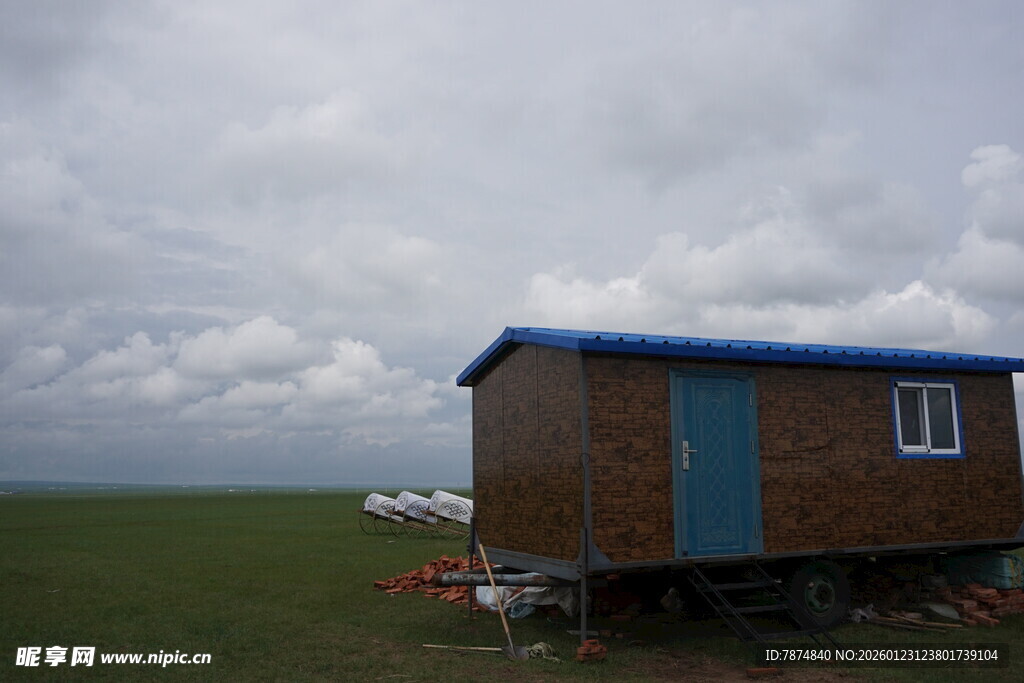 草原上的蓝色屋顶小屋