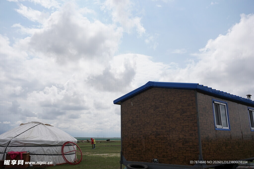 户外棕色小屋与游乐设施