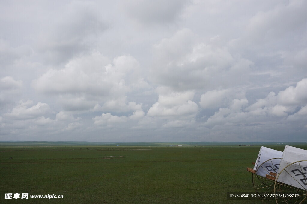 草原上的帐篷与多云天空