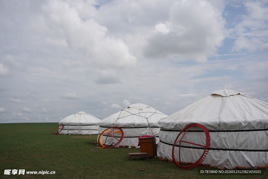 草原上的蒙古包