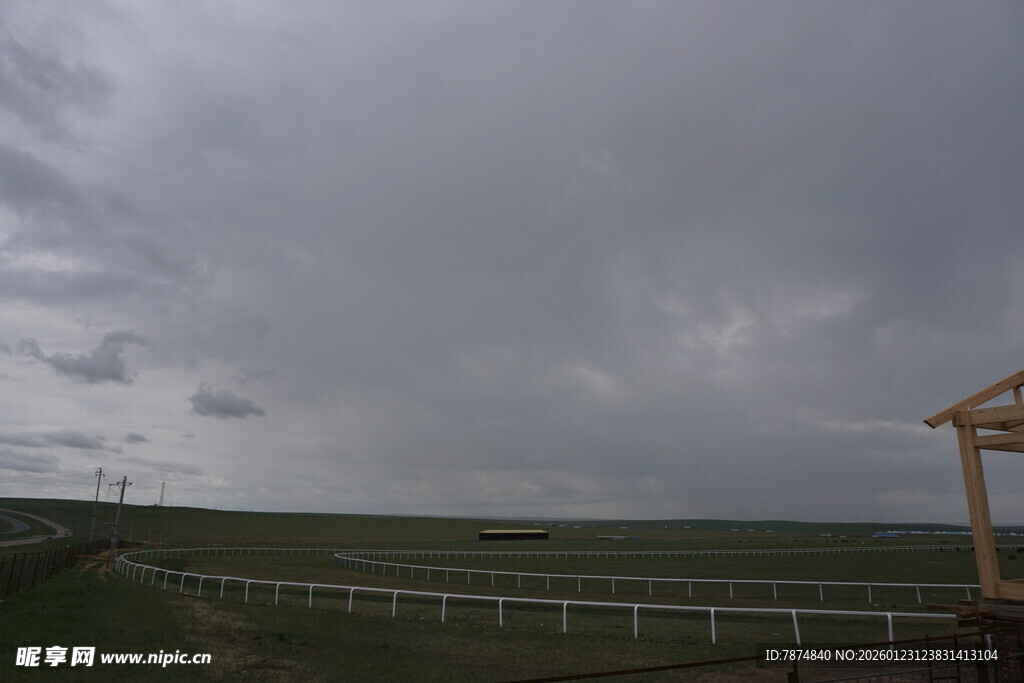 草原上的阴沉天空与围栏