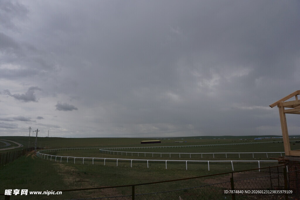 草原上的阴沉天空与围栏