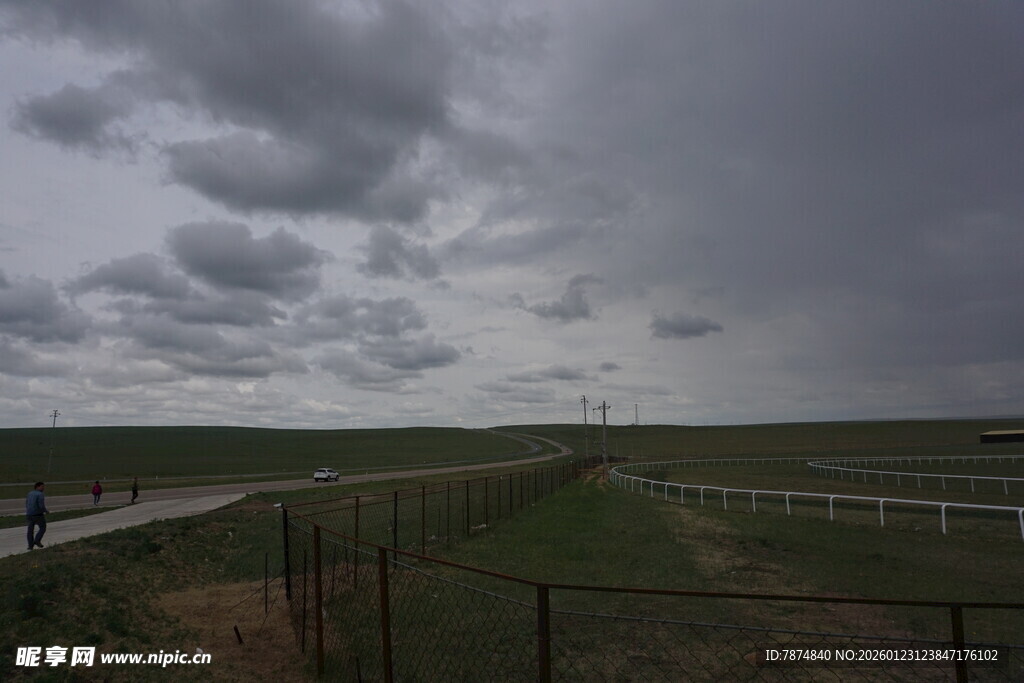 乌云笼罩下的开阔田野