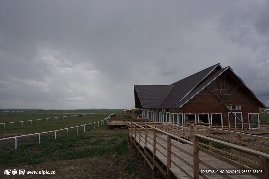 草原木屋旁的阴沉天色