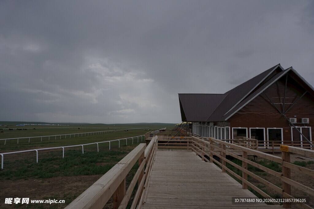 草原木屋旁的木质栈道