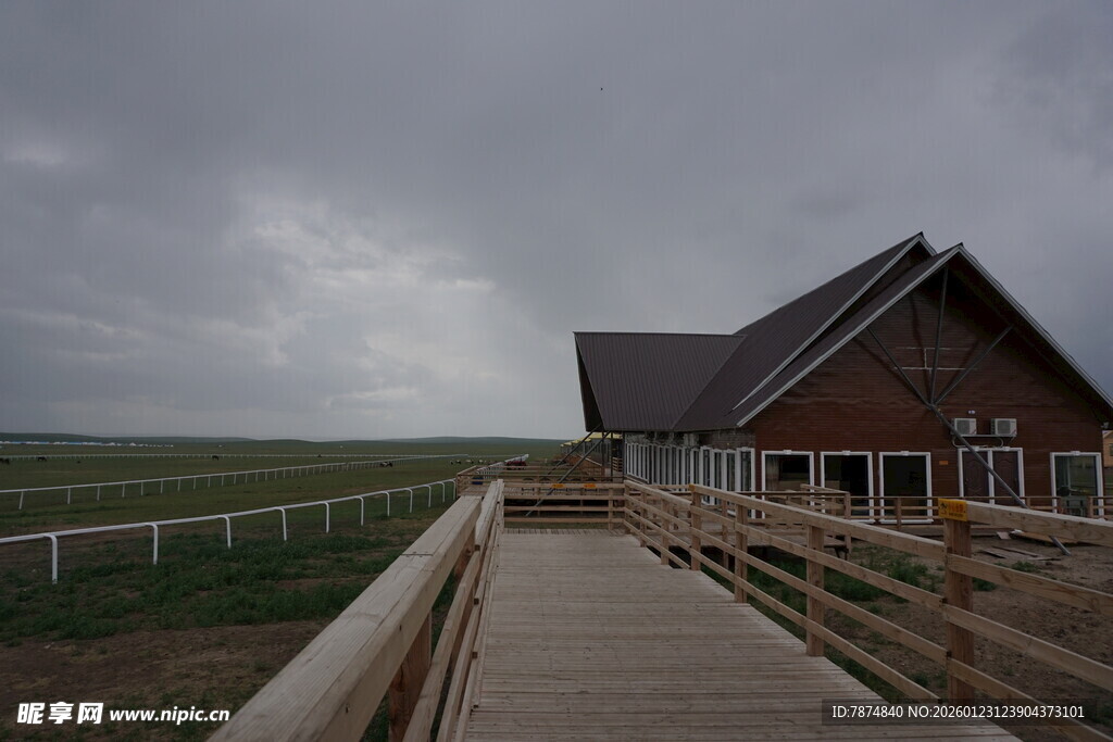 草原木屋旁的木质栈道