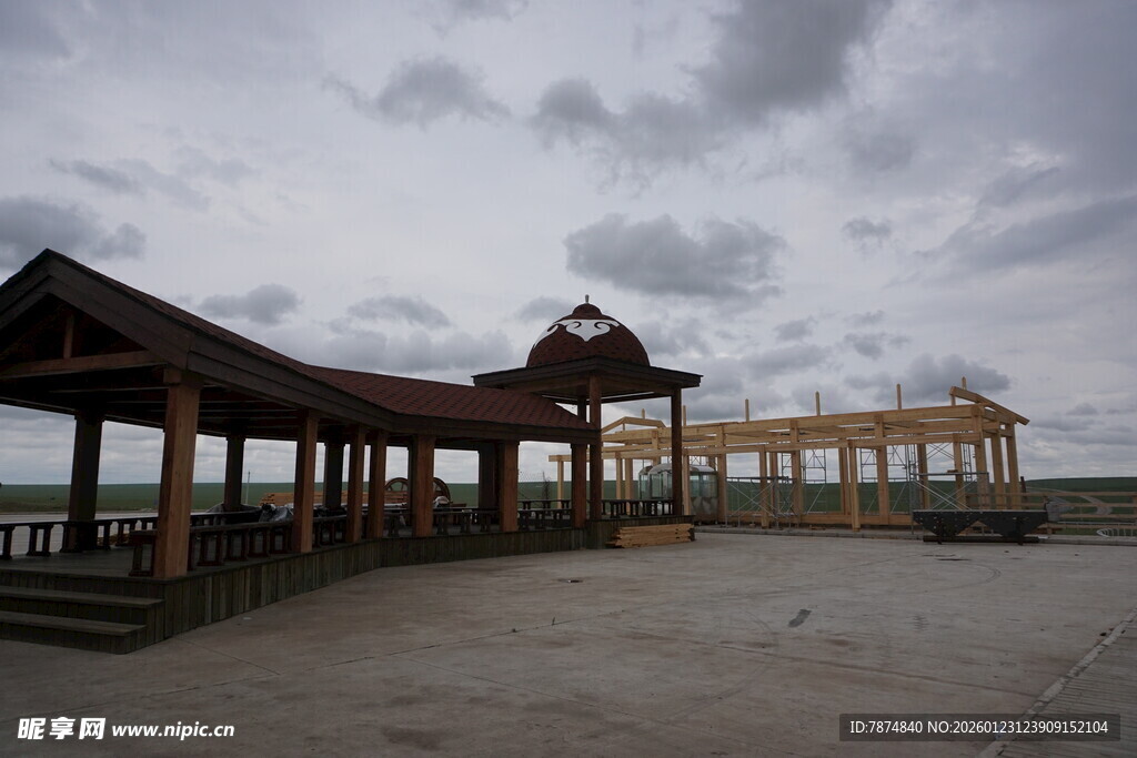 湖畔木质长廊与阴沉天空